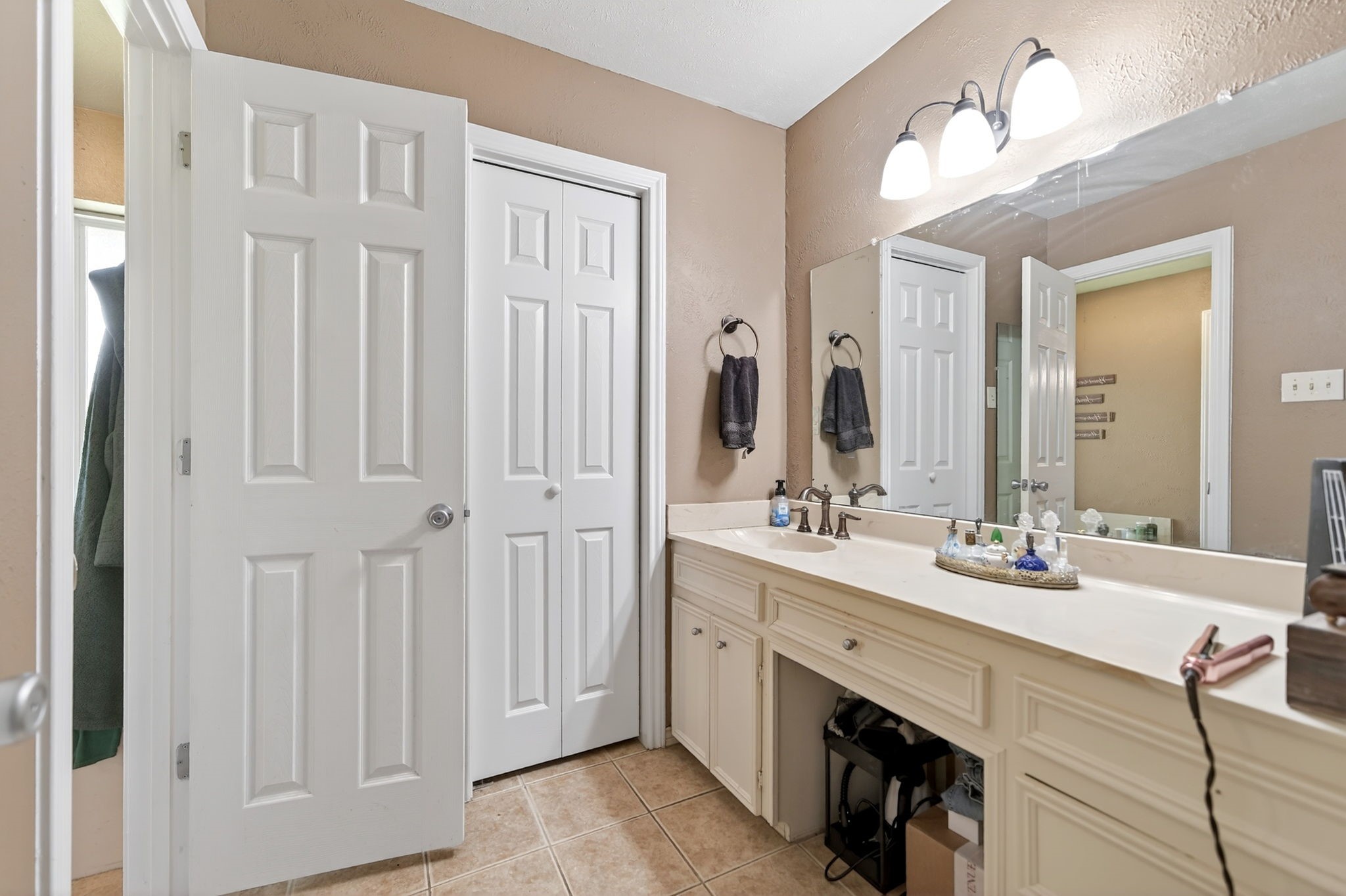 102 Royal Oaks Drive