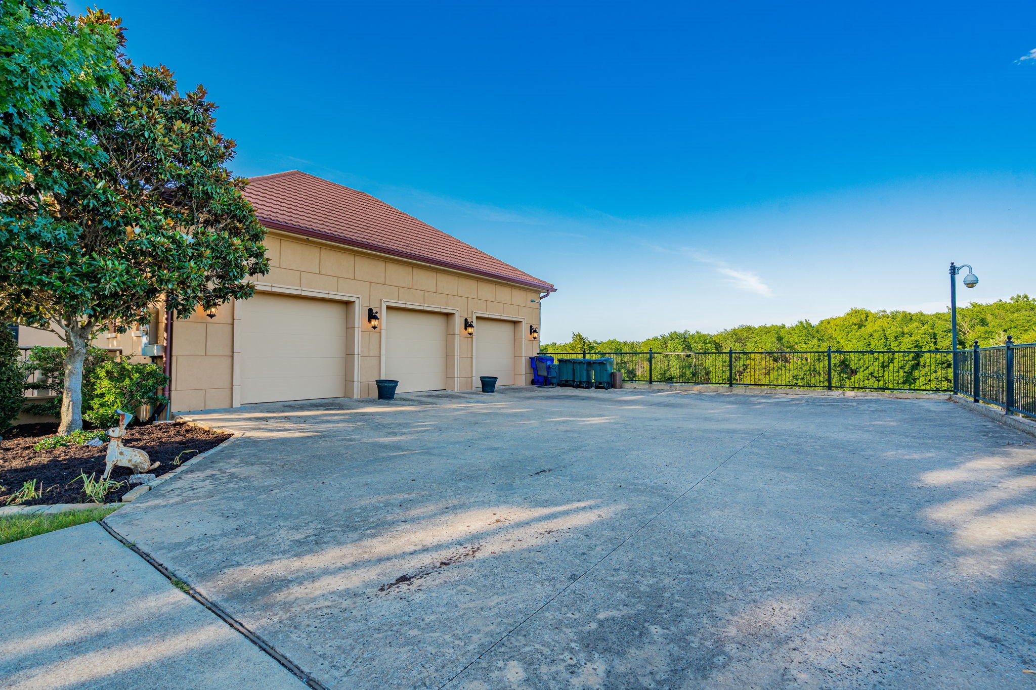 323 Kings Court