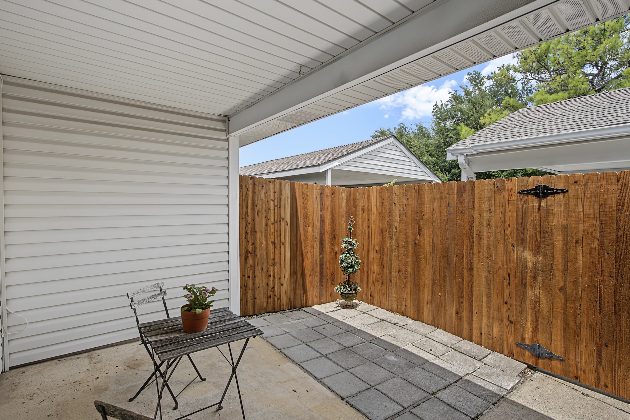 831 Creekside Drive
