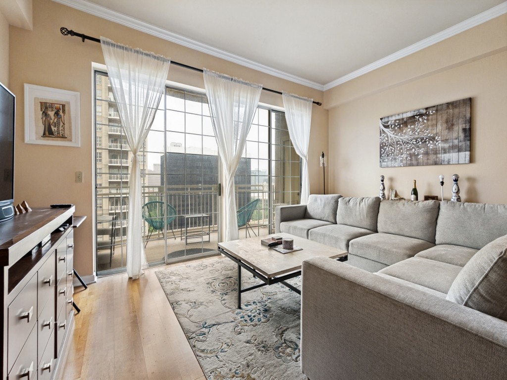 3225 Turtle Creek Boulevard 943