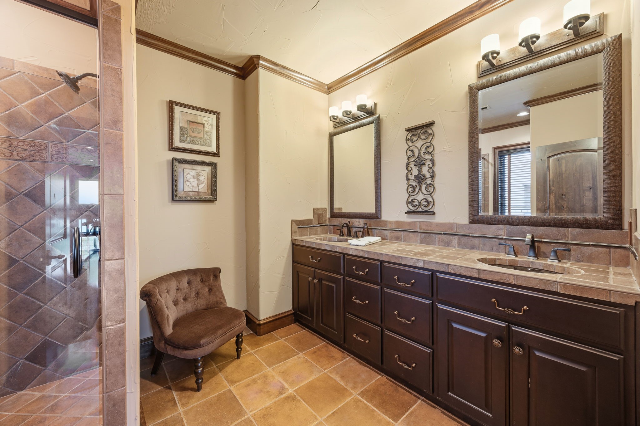 8 Meadowlake Drive