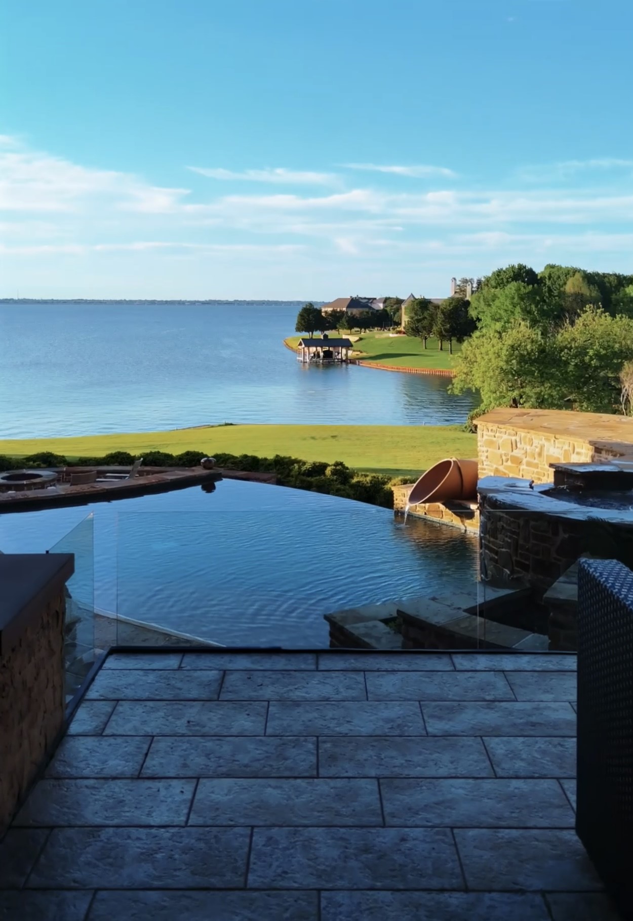 8 Meadowlake Drive