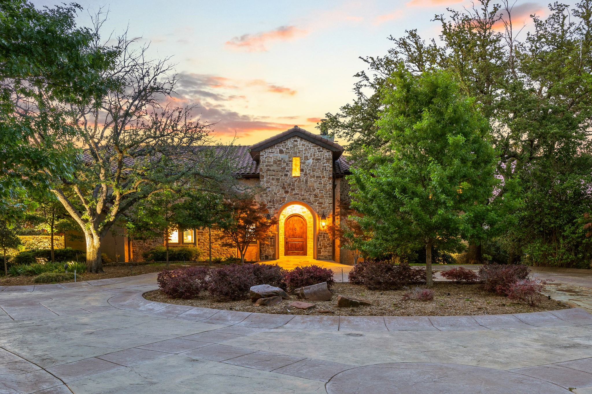 8 Meadowlake Drive