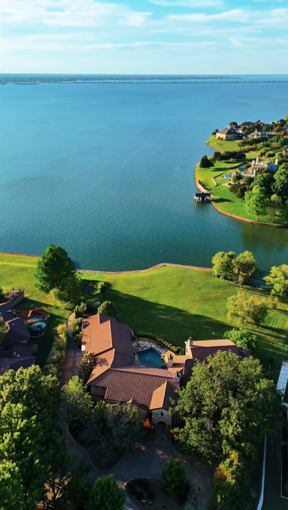 8 Meadowlake Drive