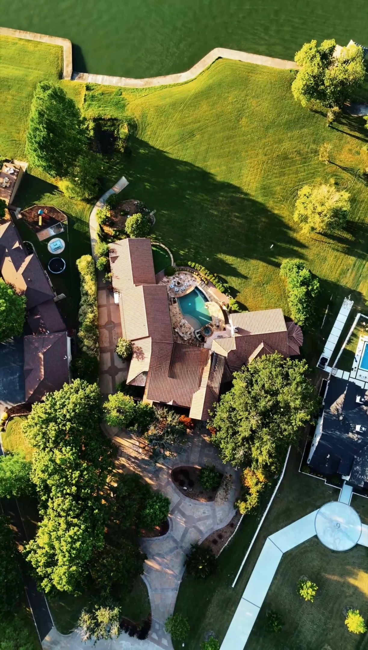 8 Meadowlake Drive