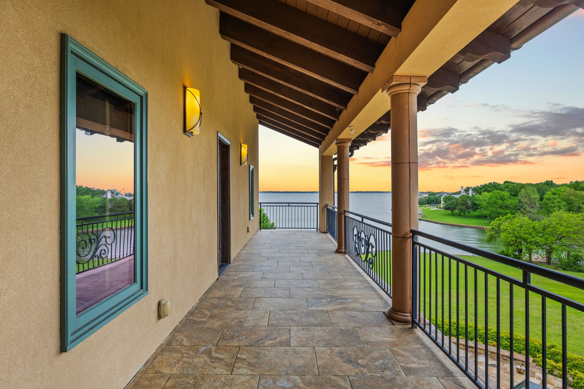 8 Meadowlake Drive