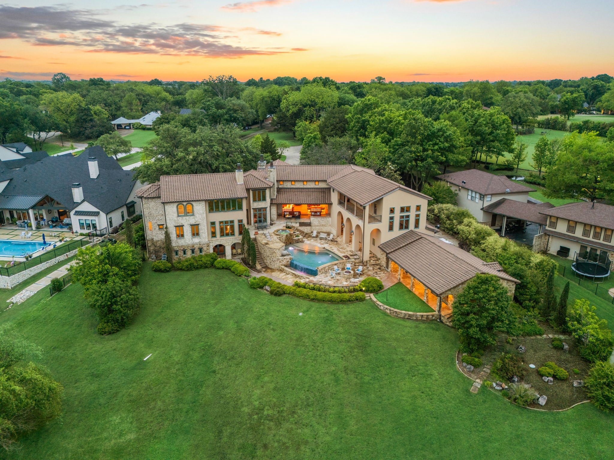8 Meadowlake Drive