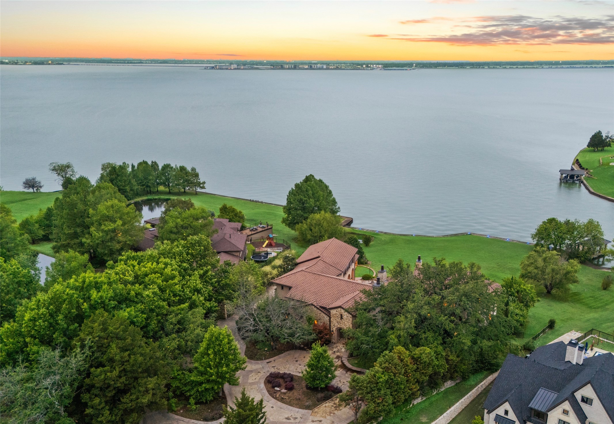 8 Meadowlake Drive