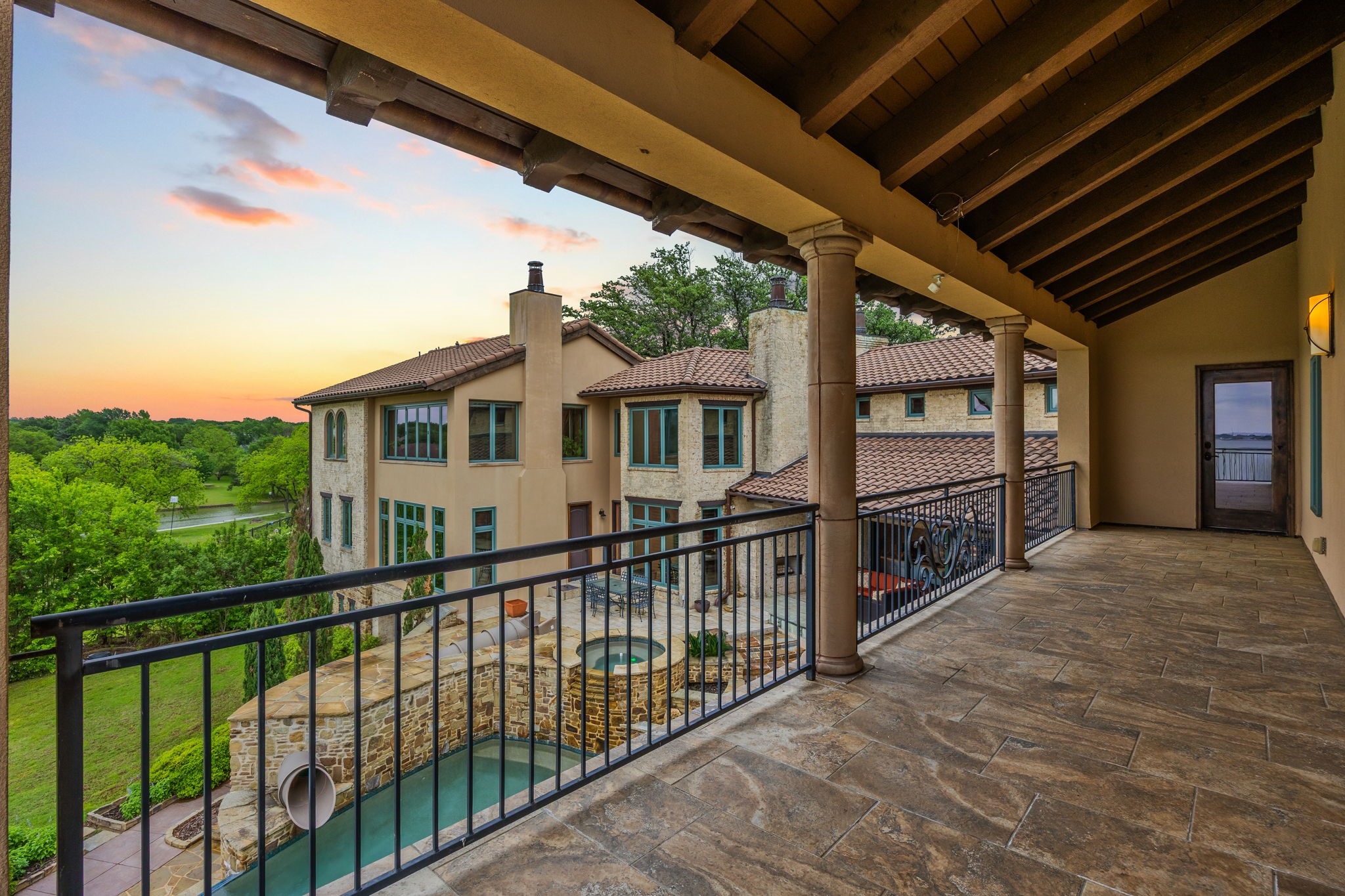 8 Meadowlake Drive
