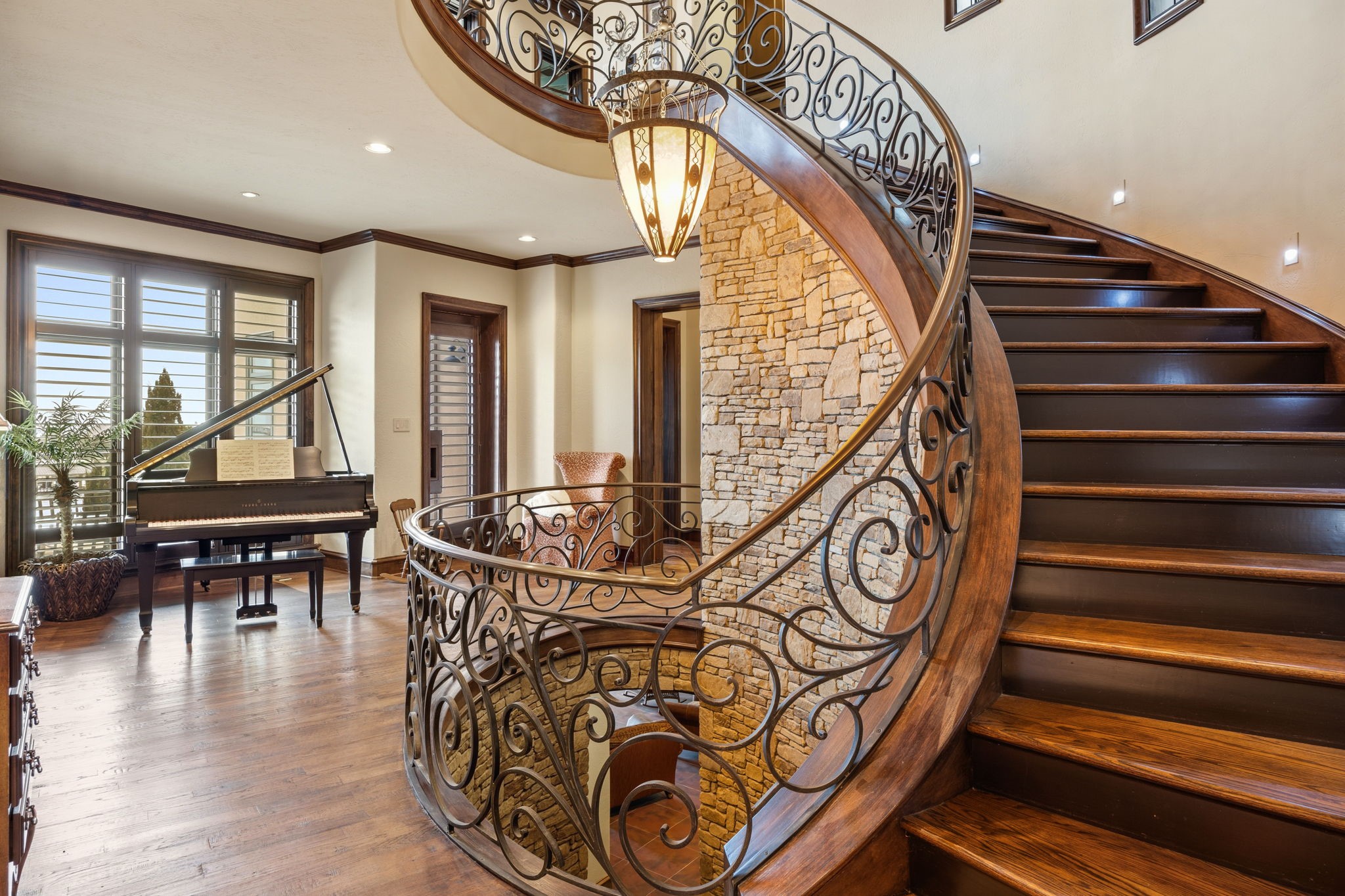 8 Meadowlake Drive