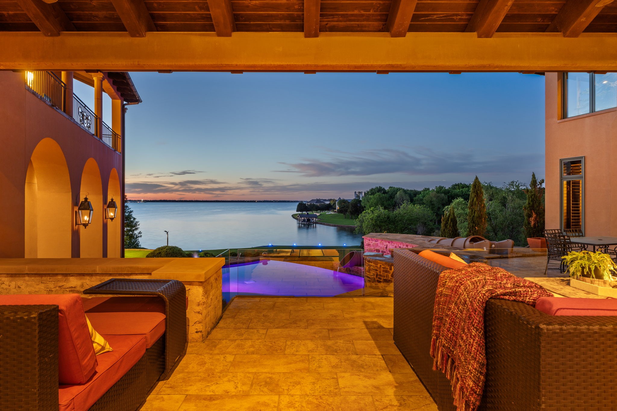 8 Meadowlake Drive