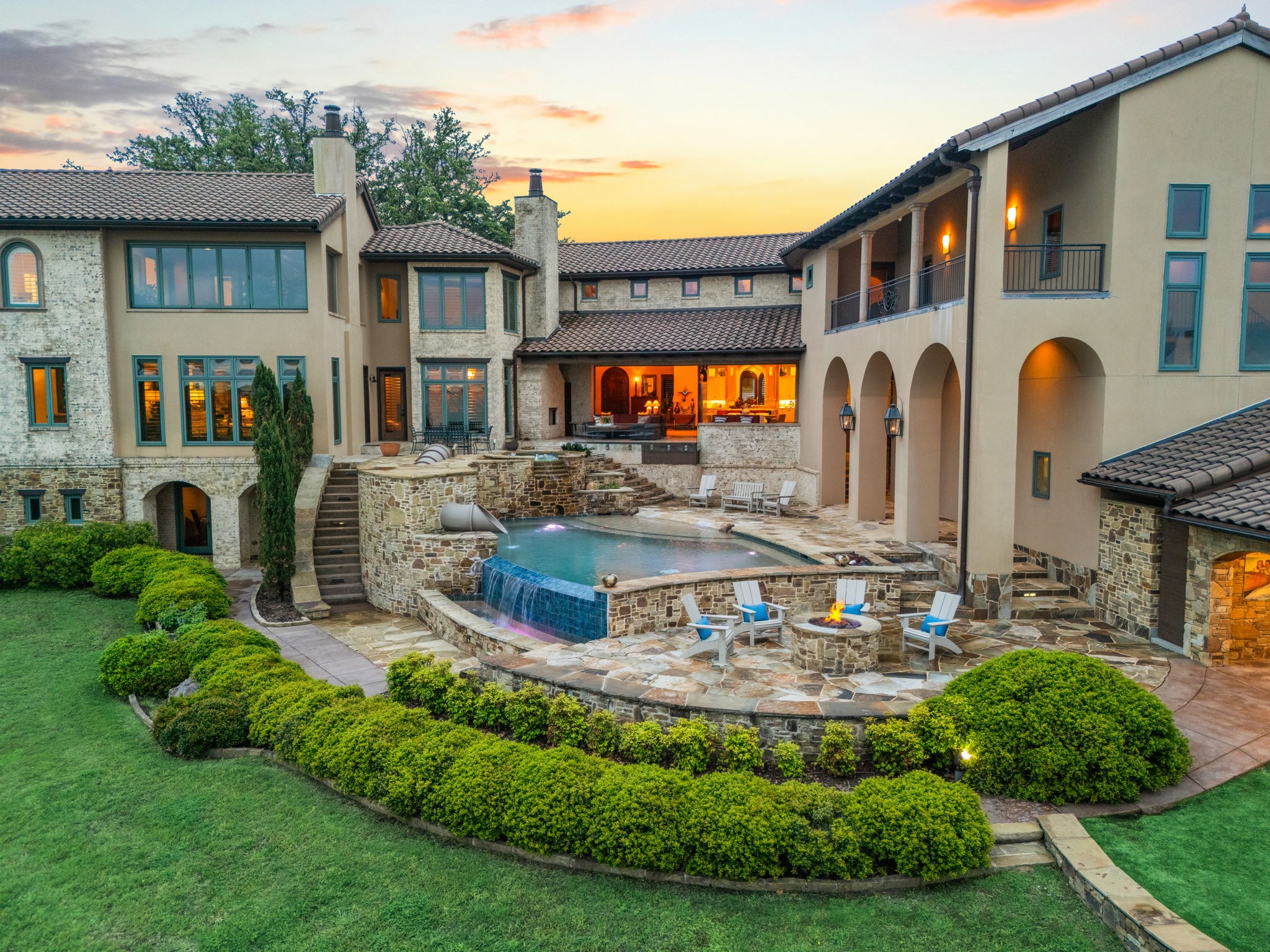 8 Meadowlake Drive