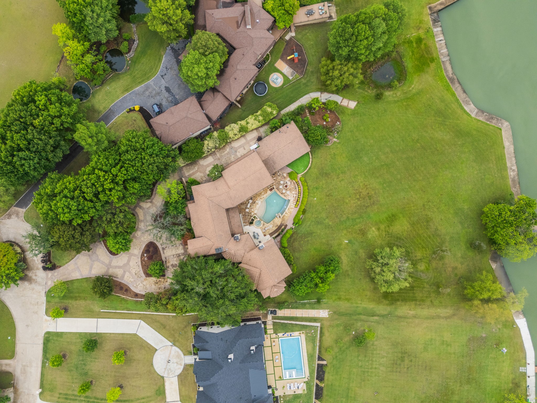 8 Meadowlake Drive