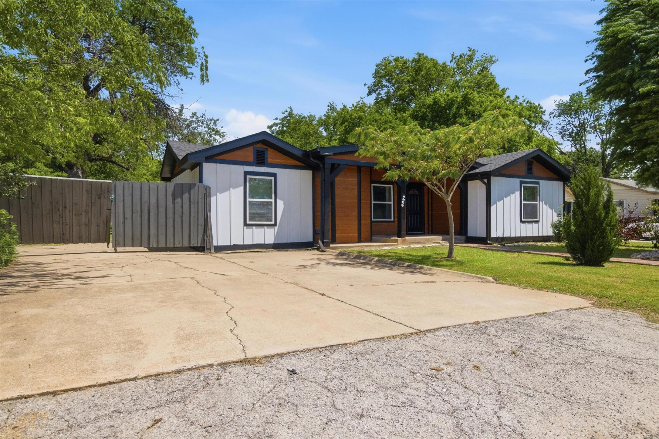 6824 Lakeside Drive