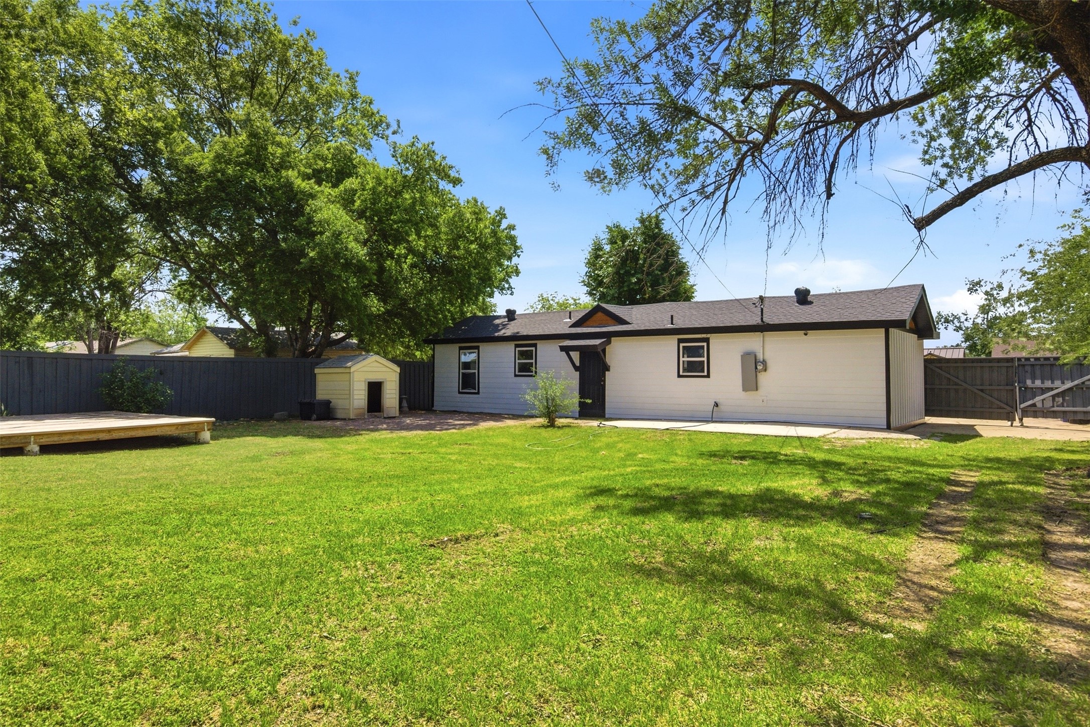 6824 Lakeside Drive