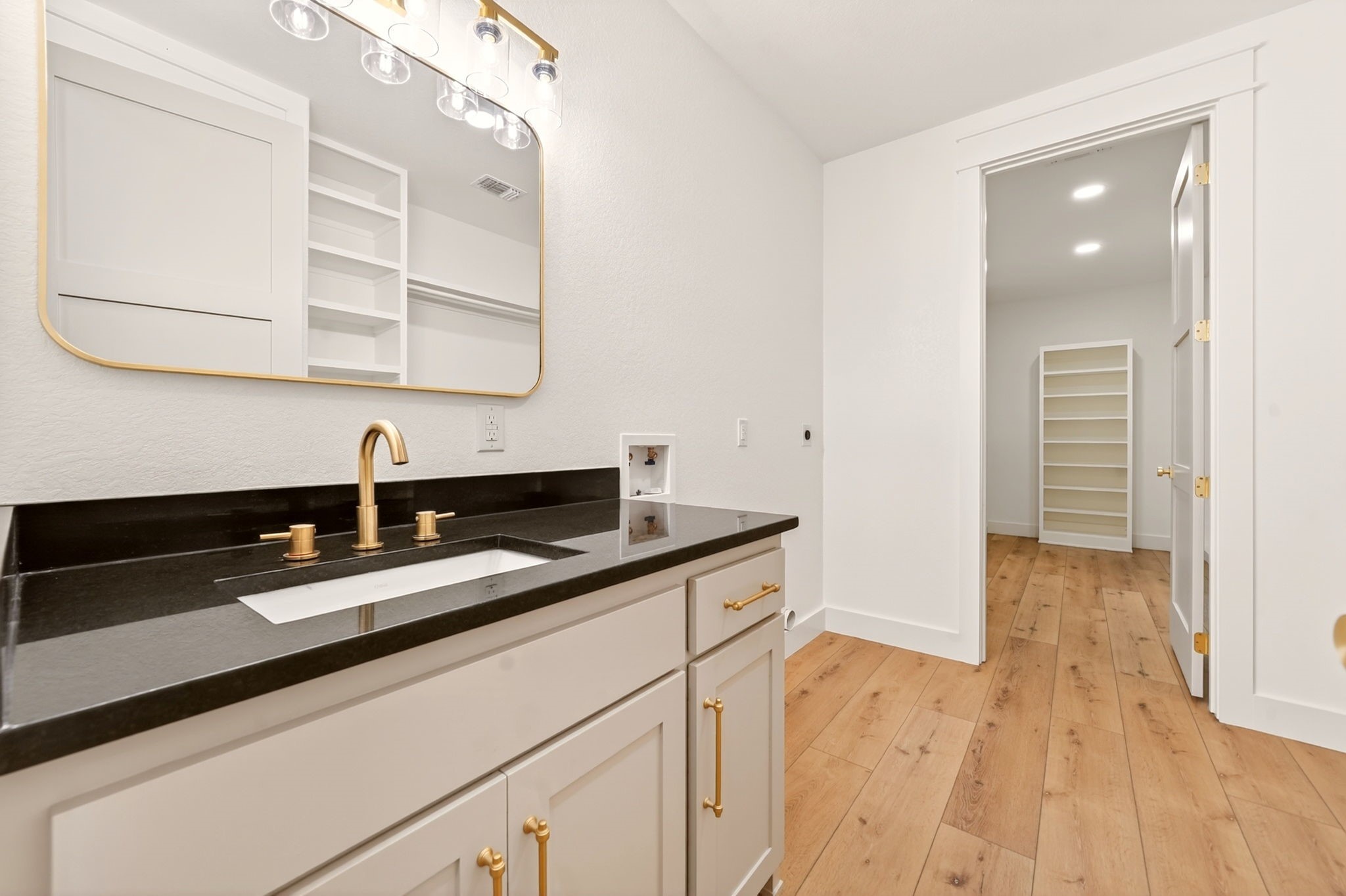 242 Private Road 2712