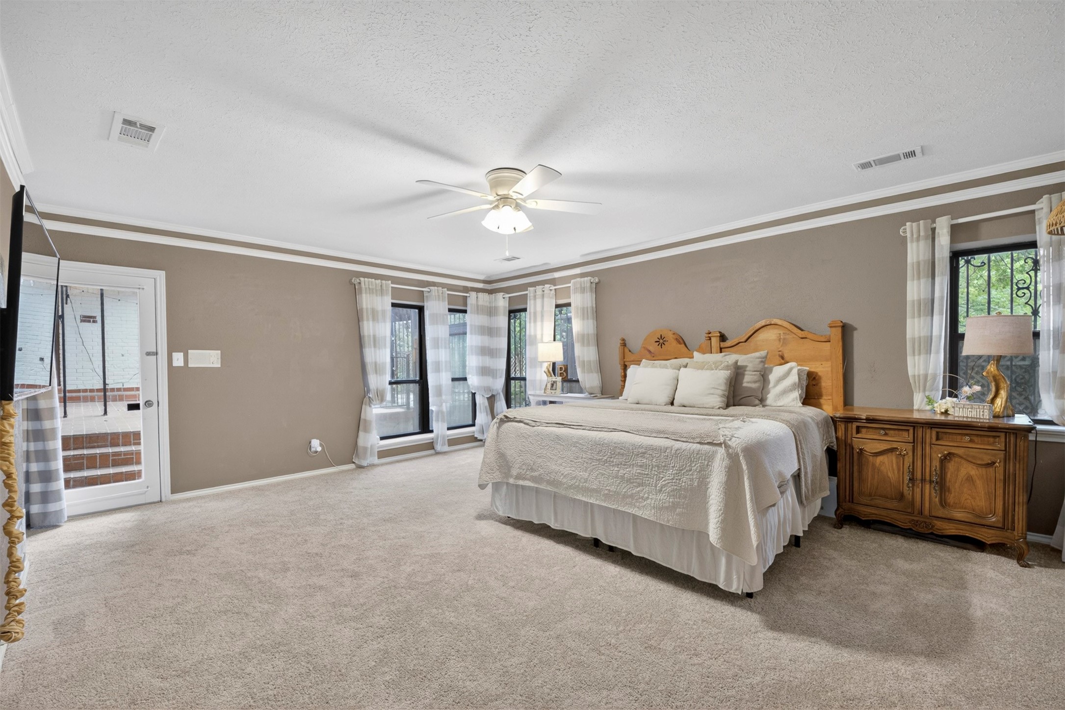 206 Rainbow Circle