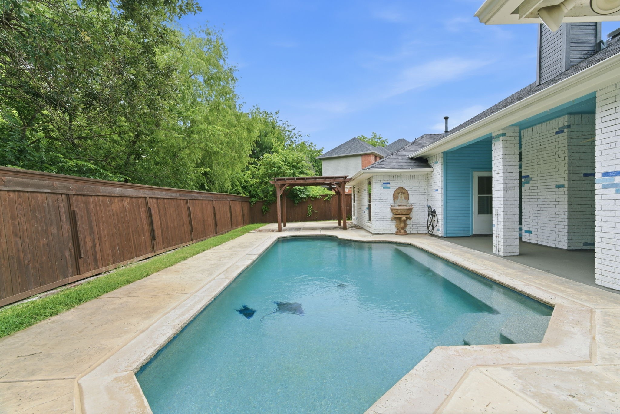 8 Waterwood Court