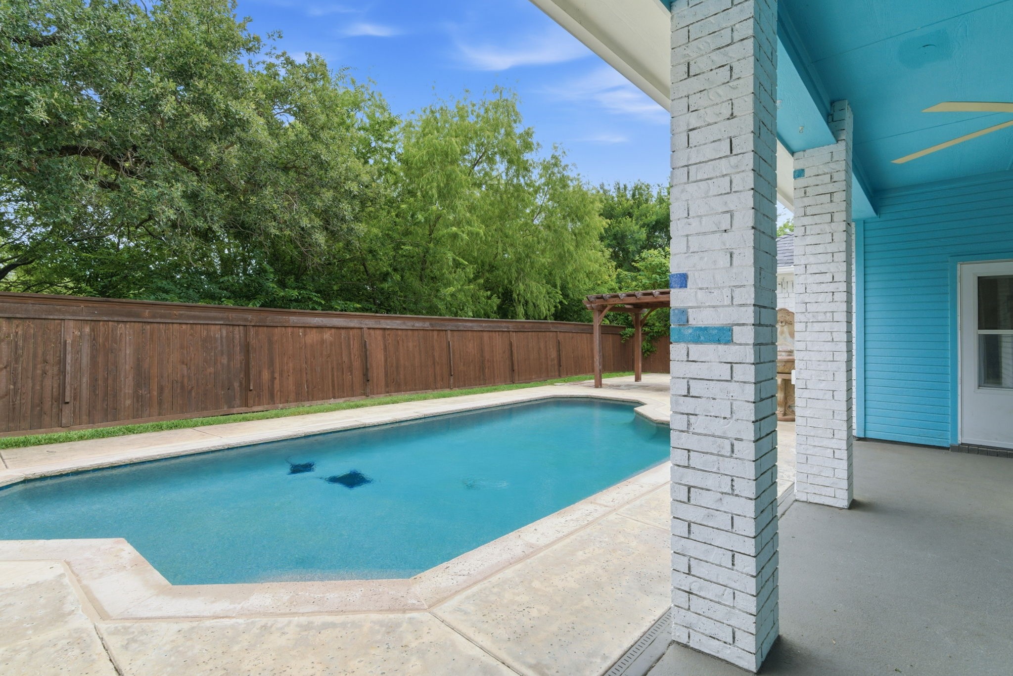 8 Waterwood Court