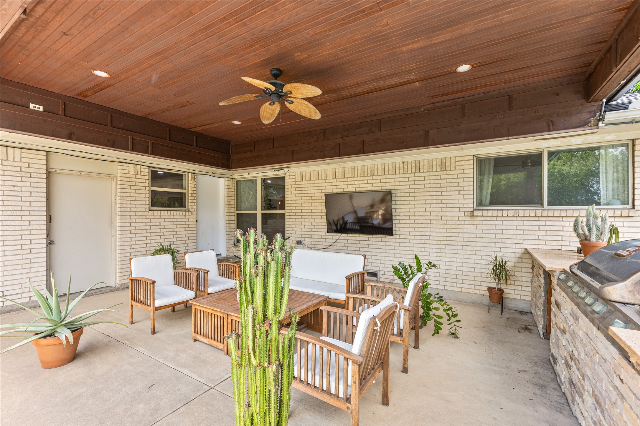 2304 babalos Lane