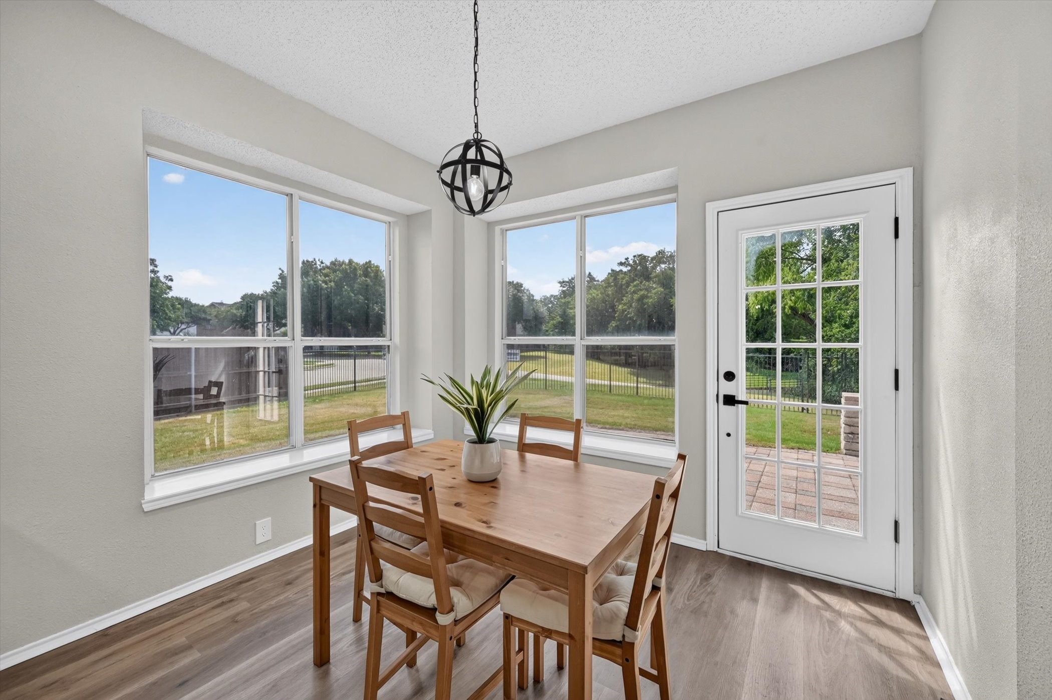 2633 Lakeside Drive