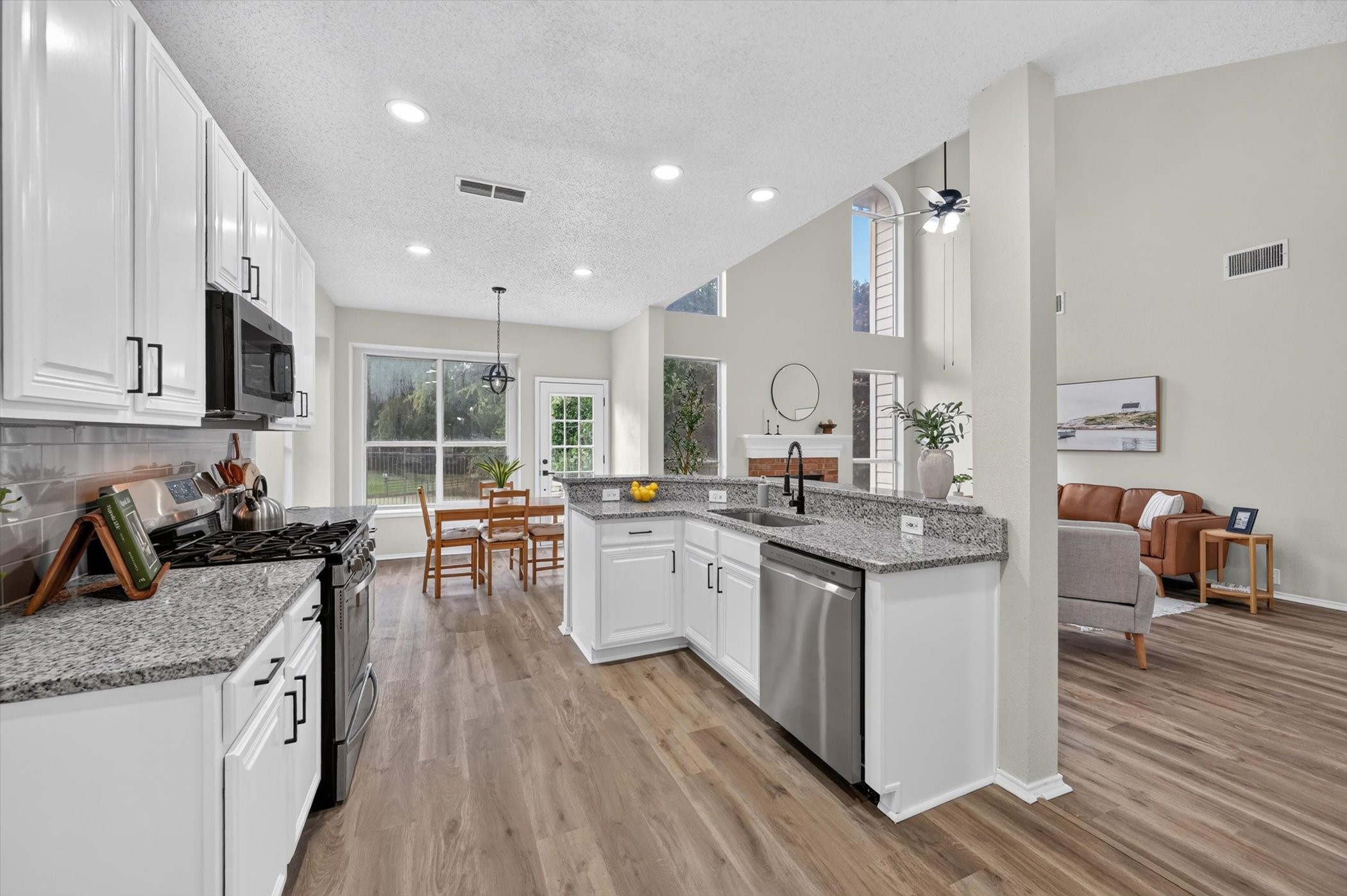 2633 Lakeside Drive