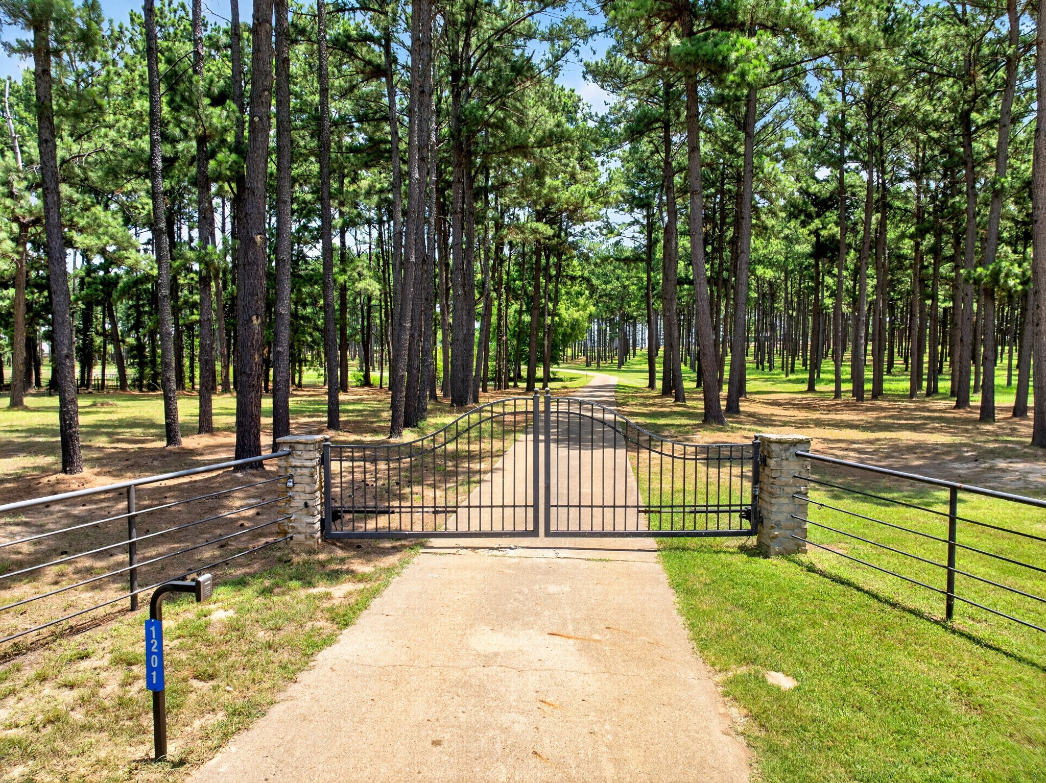 1201 Robbins Road