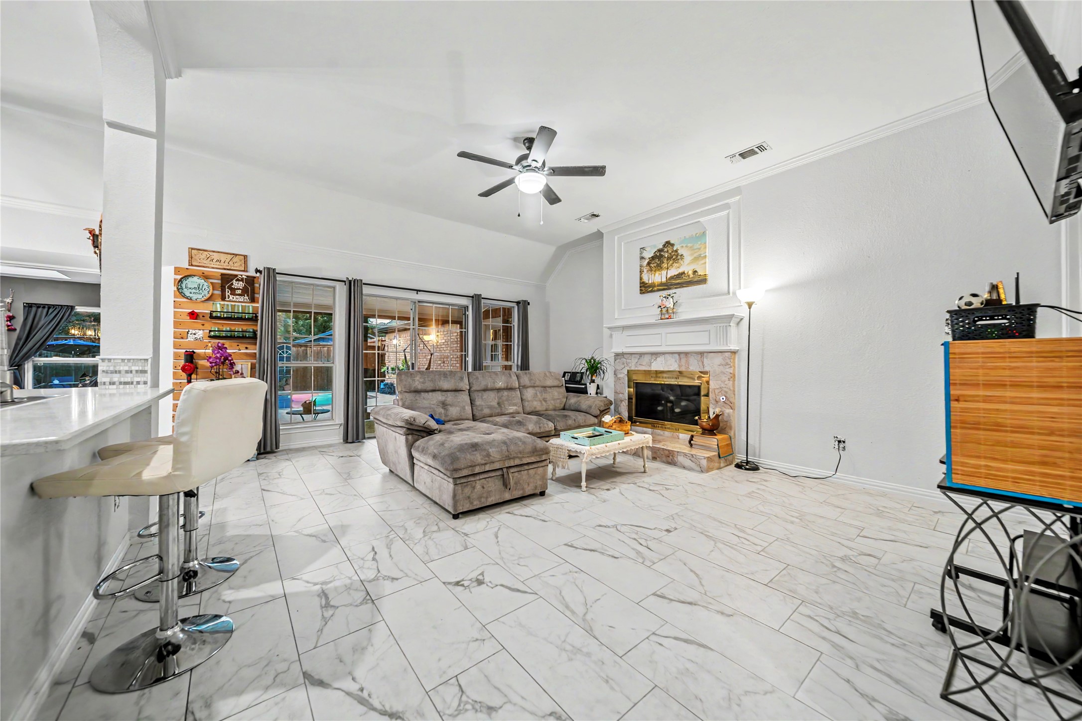 2530 Cresthaven Drive