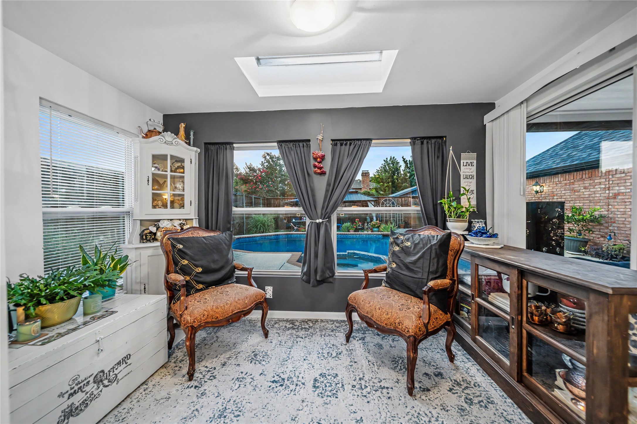 2530 Cresthaven Drive