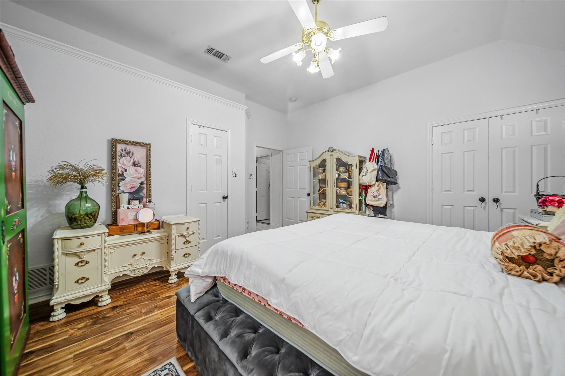 2530 Cresthaven Drive