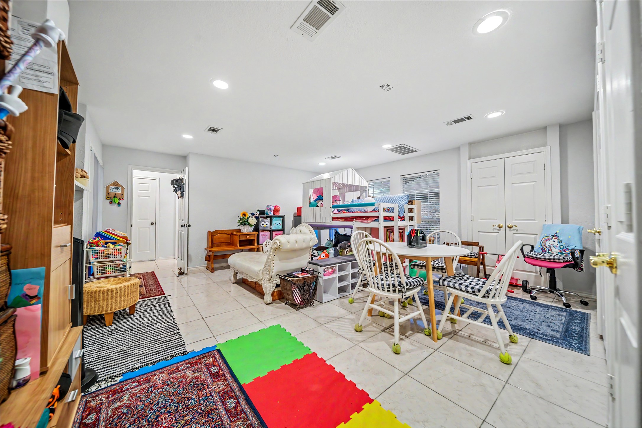 2530 Cresthaven Drive