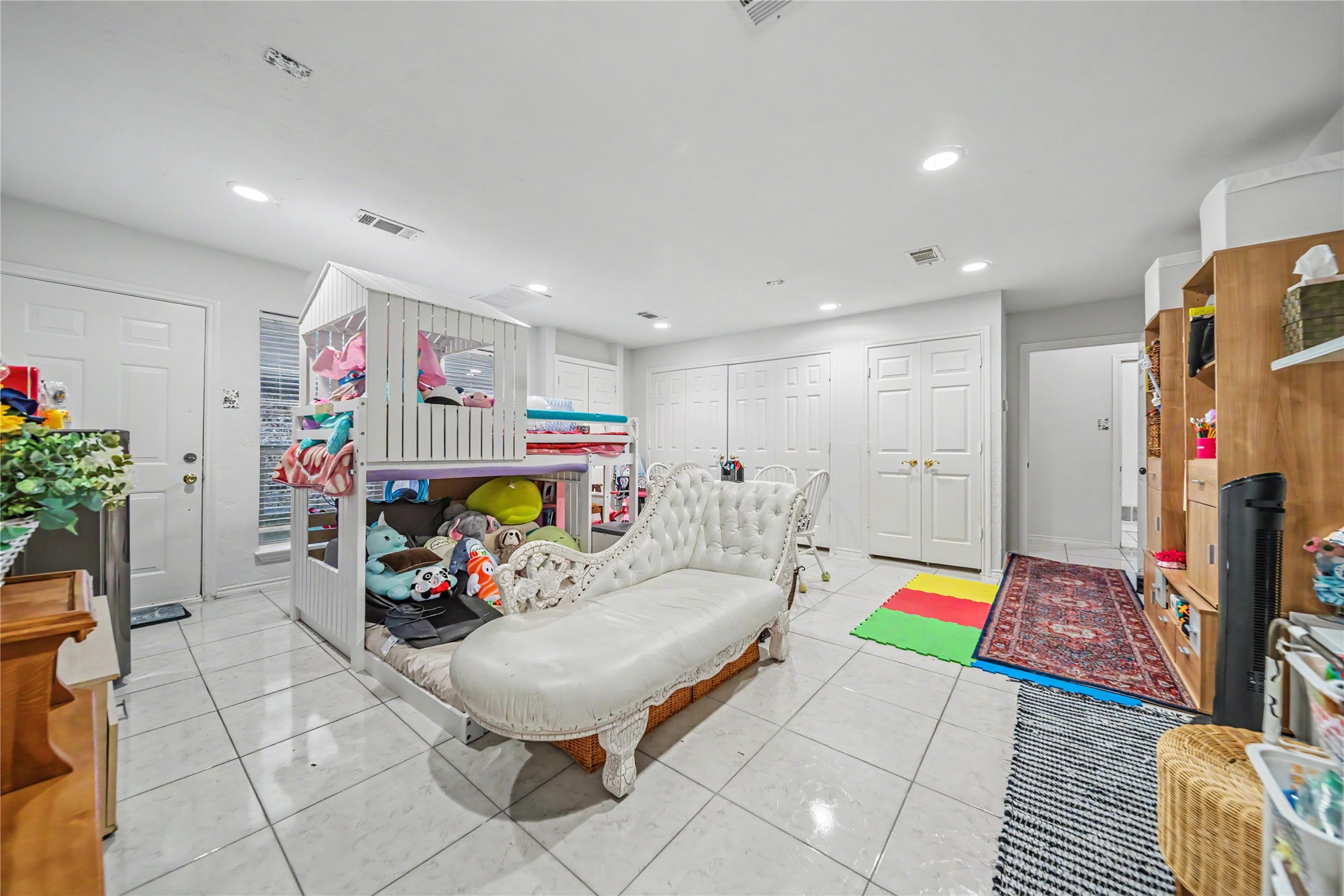 2530 Cresthaven Drive