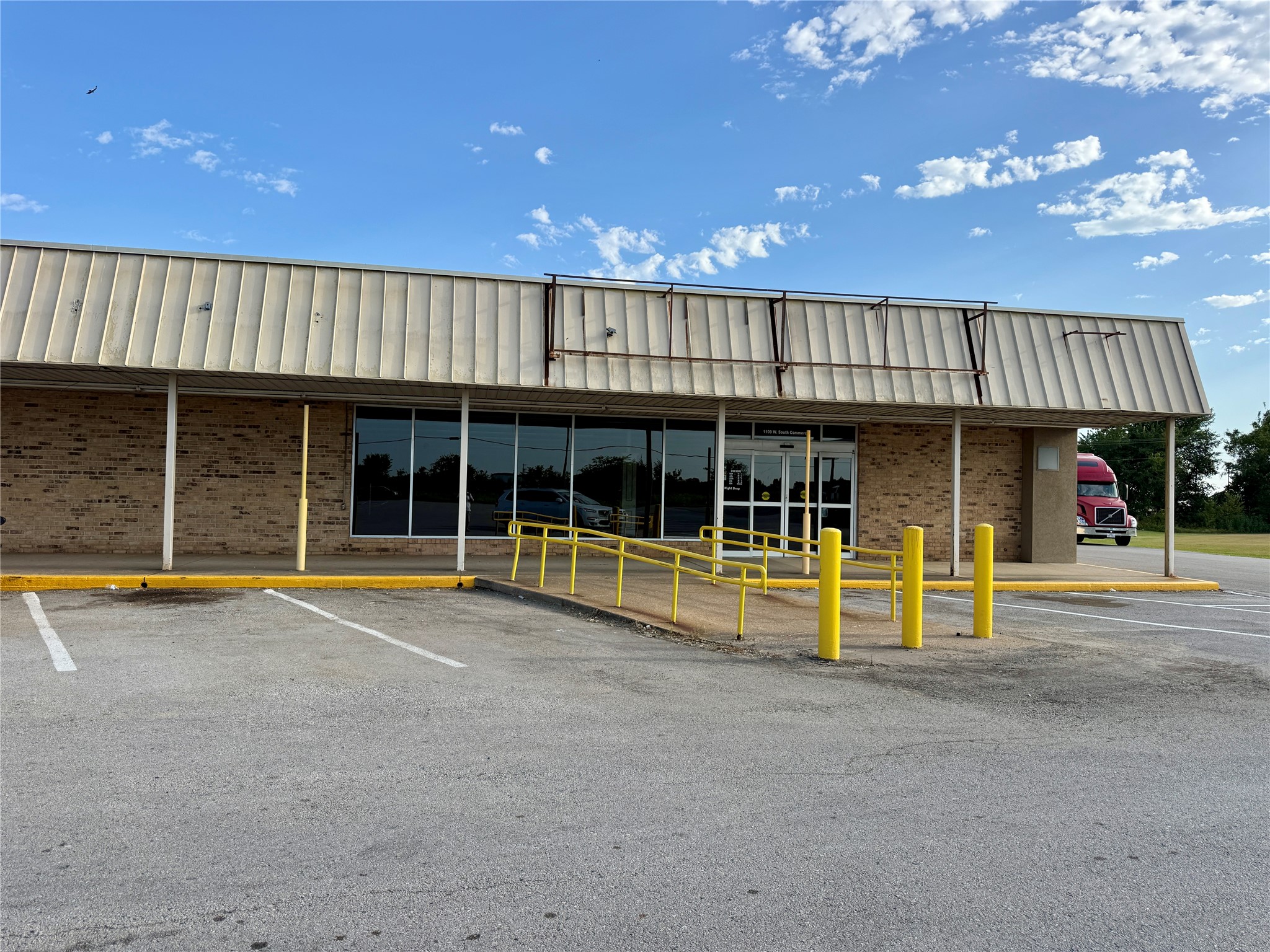 1105 W South Commerce Street