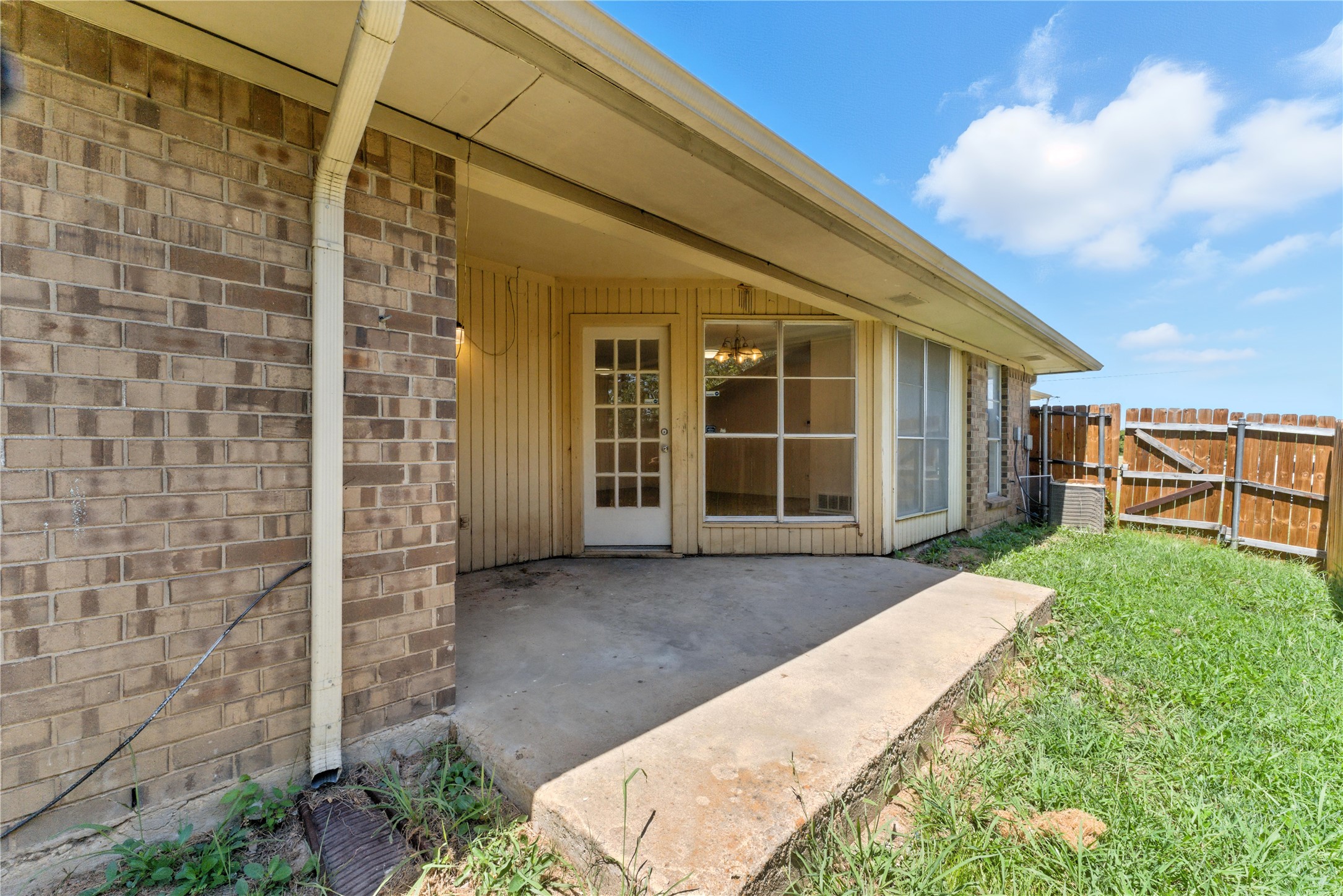 6905 W Cleburne Road