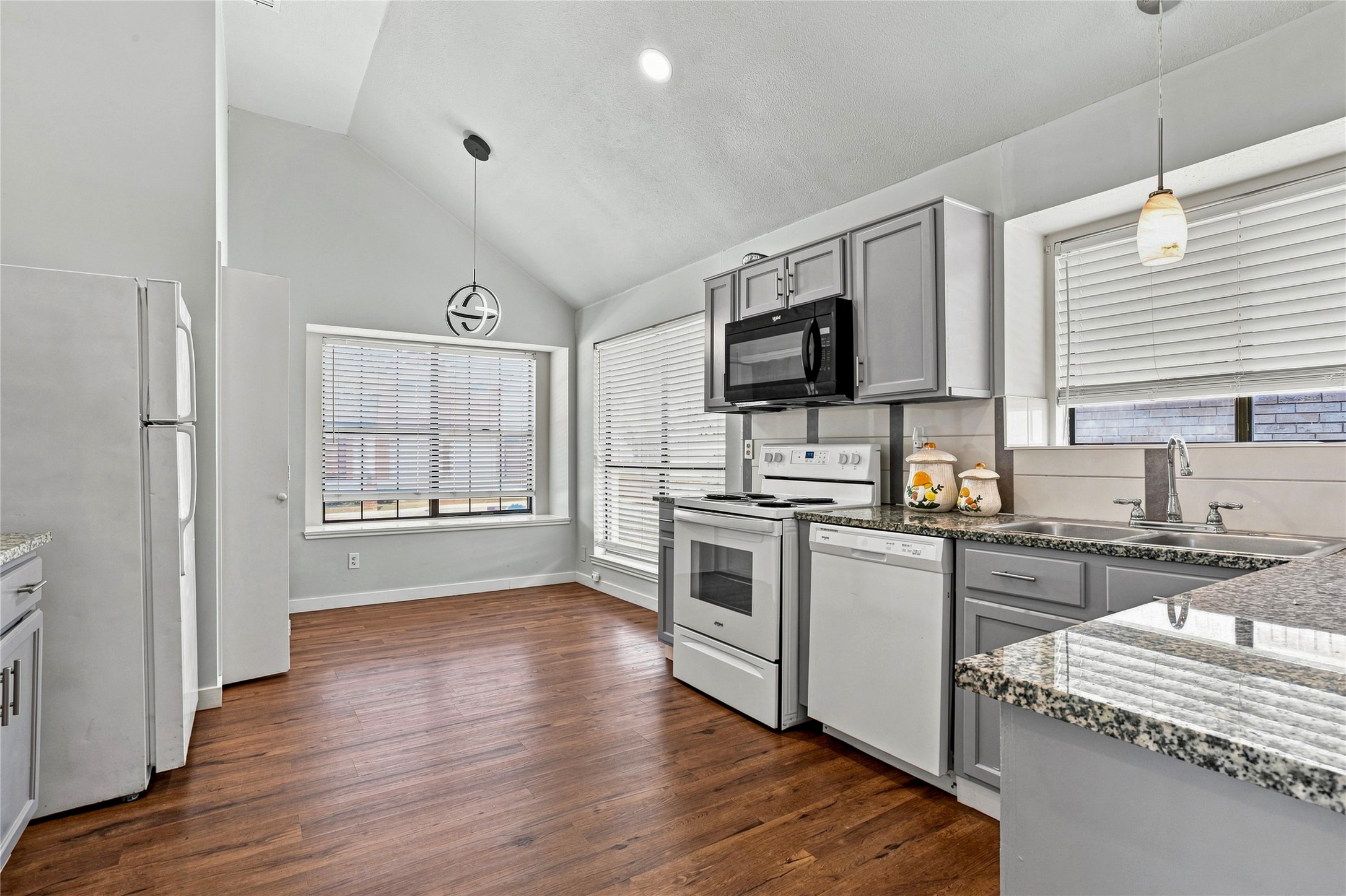 6813 Hickory Creek