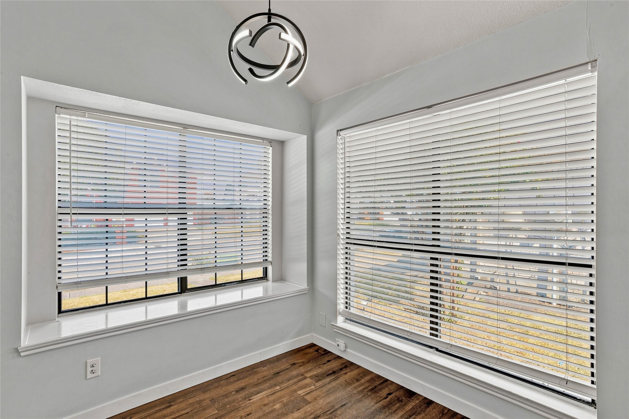 6813 Hickory Creek