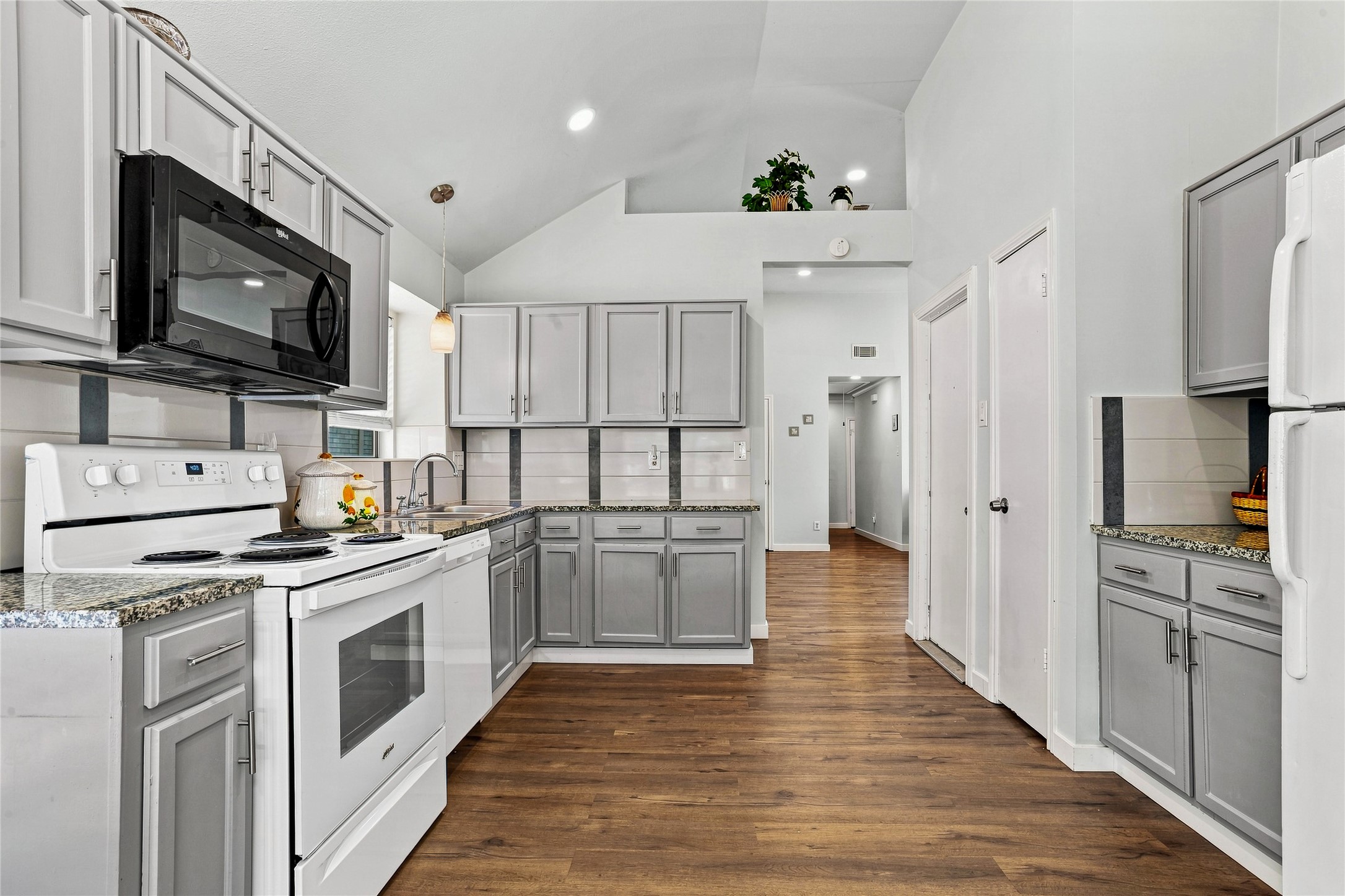 6813 Hickory Creek