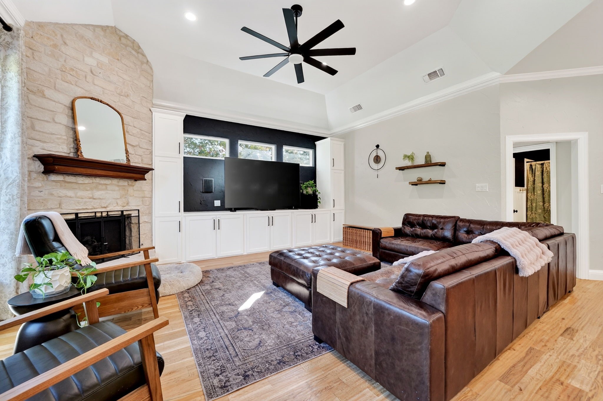 813 Windlake Circle