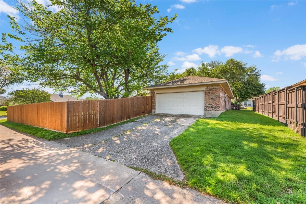 2301 Claridge Circle