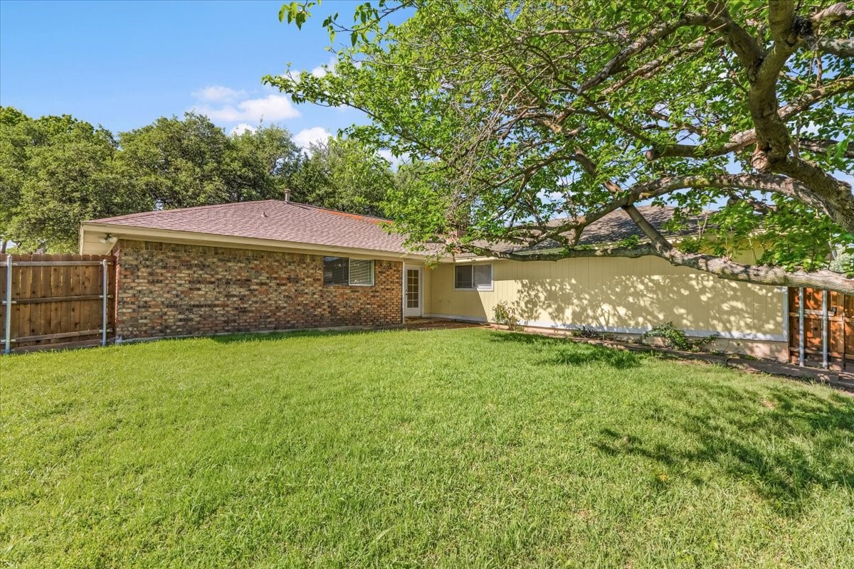 2301 Claridge Circle