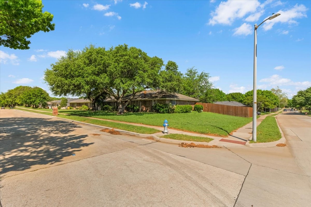 2301 Claridge Circle