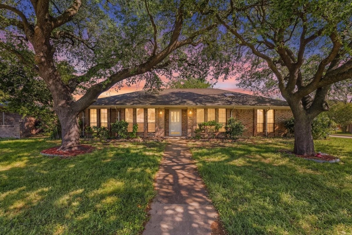 2301 Claridge Circle