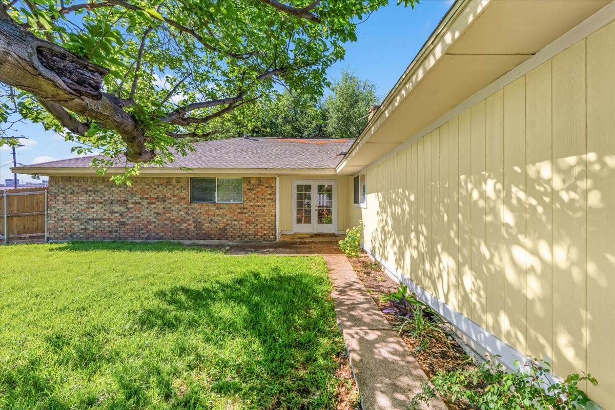 2301 Claridge Circle