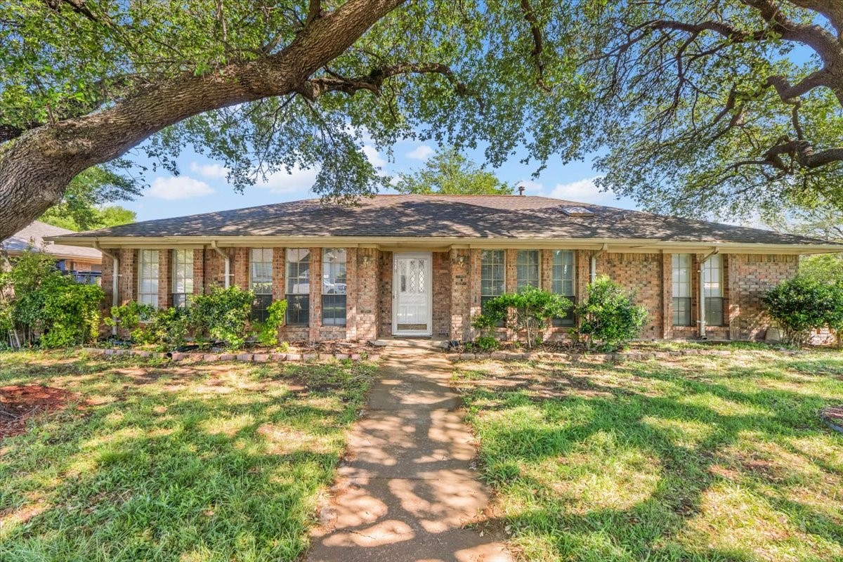 2301 Claridge Circle