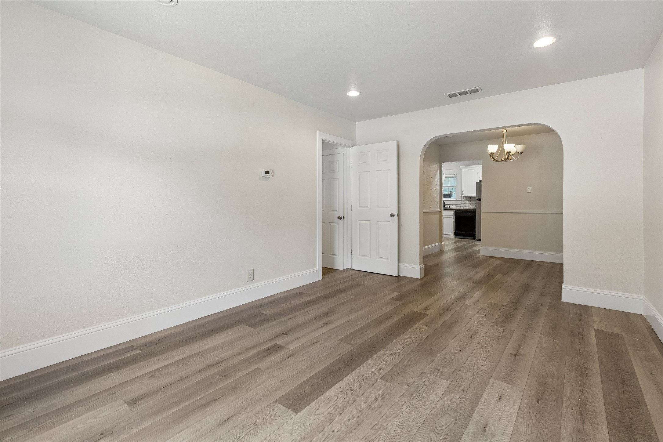 113 W Avenue E