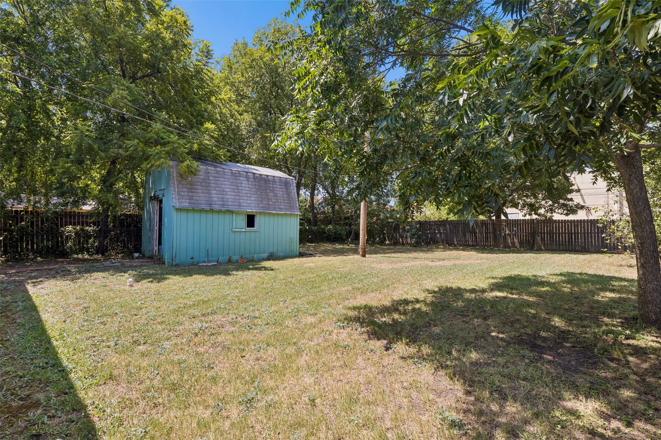 113 W Avenue E