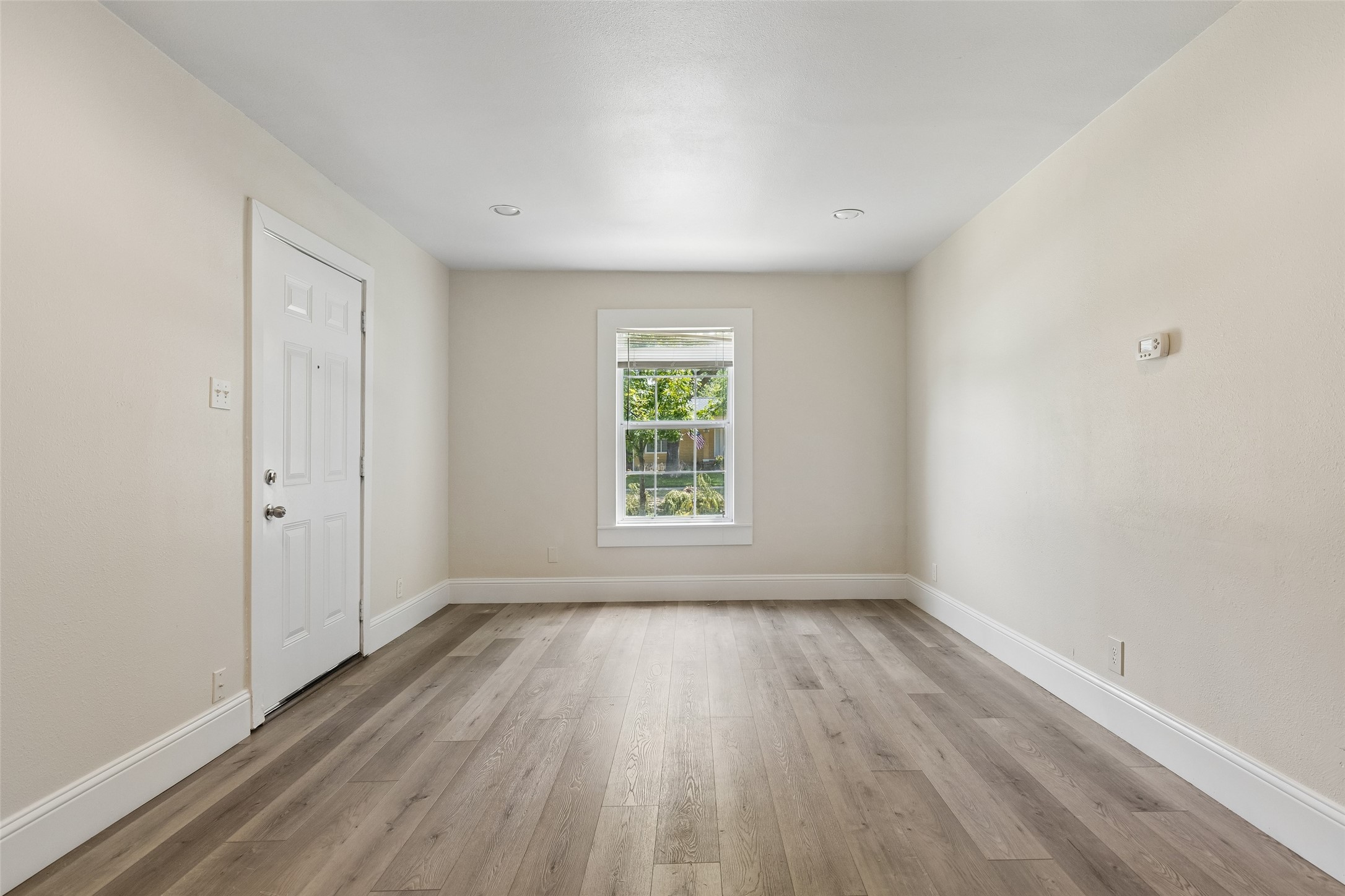 113 W Avenue E