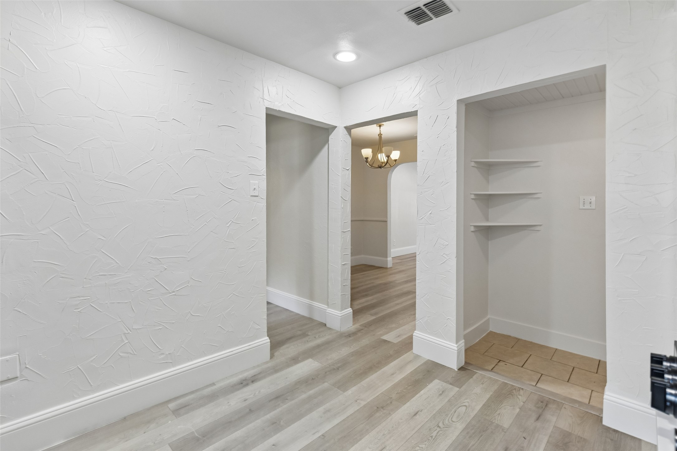 113 W Avenue E