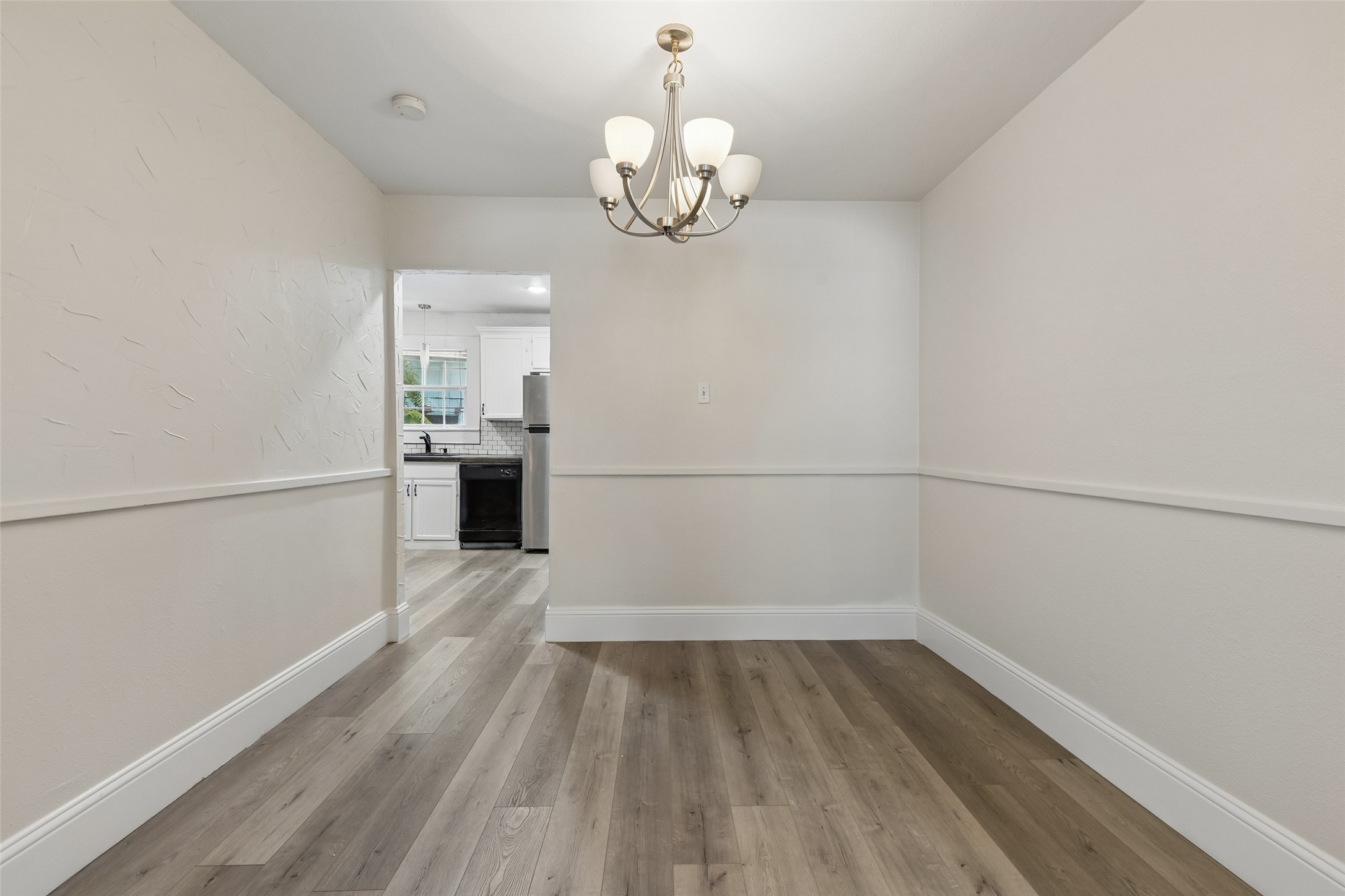 113 W Avenue E