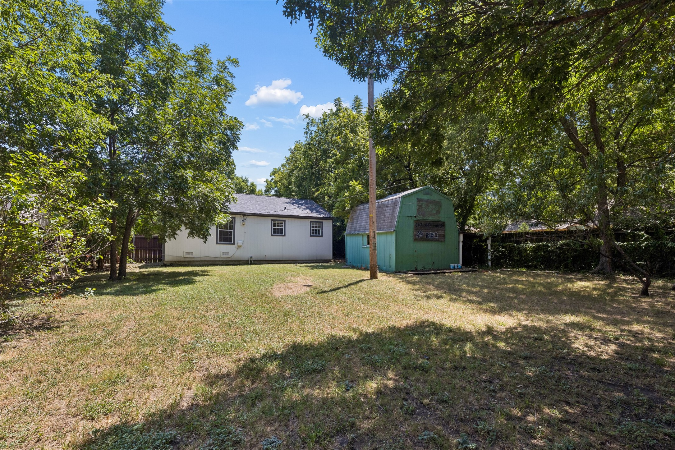 113 W Avenue E